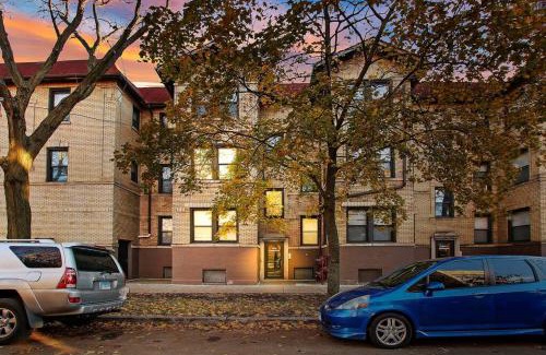 East Albany Park Apartment | Cozy & Inviting 2BR Apartment - Sunnyside 3F