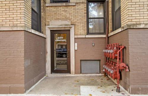 East Albany Park Apartment | Cozy & Inviting 2BR Apartment - Sunnyside 3F