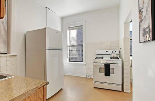 East Albany Park Apartment | Cozy & Inviting 2BR Apartment - Sunnyside 3F