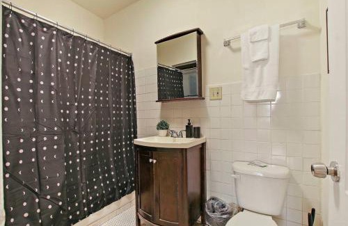 East Albany Park Apartment | Cozy & Inviting 2BR Apartment - Sunnyside 3F