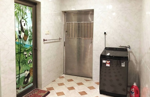 Taman Desa Tebrau House | Cozy Johor Bahru Home with Family Room and unblock balcony View