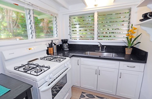 Ka'a'awa House | Cozy Kaaawa Studio with Mountain Views - 30 Day Min