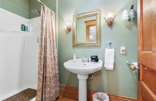Sturgeon Bay Hotel | Cozy king Suite, two person jet tub, Downtown!