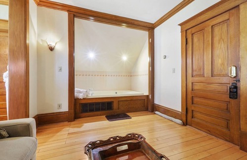 Sturgeon Bay Hotel | Cozy king Suite, two person jet tub, Downtown!