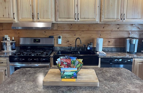 Dandridge Cabin | Cozy LAKE cabin. Near Douglas Lake in East TN! Sleeps 5! Hot Tub. Fireplace.