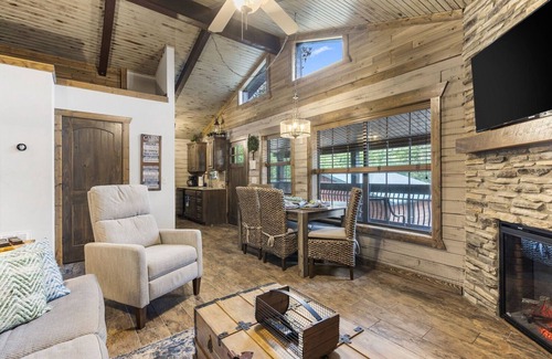 Indian Point Cabin | Cozy Lake Front/View 2BR2BA Private Cabin23, Resort Pool/Hot Tub/Firepit & more!