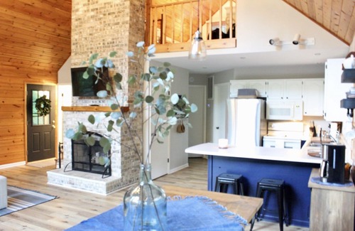 Effingham Cottage | Cozy Lake Sara Year-Round Cottage- Amazing beach and lake-side restaurants.