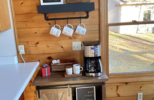 Effingham Cottage | Cozy Lake Sara Year-Round Cottage- Amazing beach and lake-side restaurants.