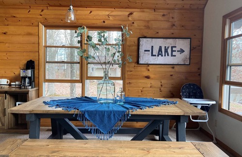 Effingham Cottage | Cozy Lake Sara Year-Round Cottage- Amazing beach and lake-side restaurants.