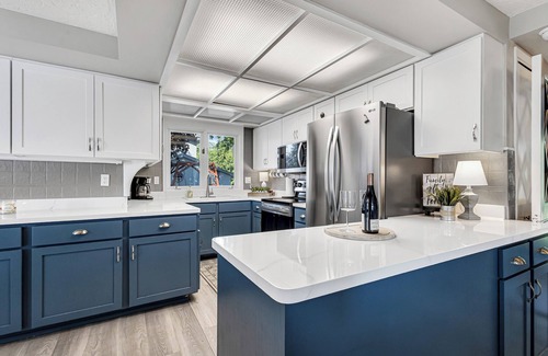 Random Lake Cottage | Cozy Lakefront Escape: Perfect for Seasonal Getaways & Large Groups