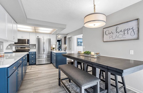 Random Lake Cottage | Cozy Lakefront Escape: Perfect for Seasonal Getaways & Large Groups