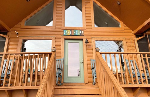 Council Cabin | Cozy lakefront log cabin retreat with pier and kayaks