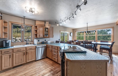 Polaris House | Cozy Large Cabin with hot tub and skiing and hot springs near by! Trails galore!