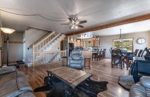 Polaris House | Cozy Large Cabin with hot tub and skiing and hot springs near by! Trails galore!