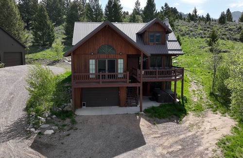 Polaris House | Cozy Large Cabin with hot tub and skiing and hot springs near by! Trails galore!