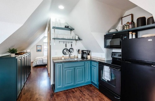 Loveland Apartment | Cozy Little Studio Above Garage & Next To Downtown