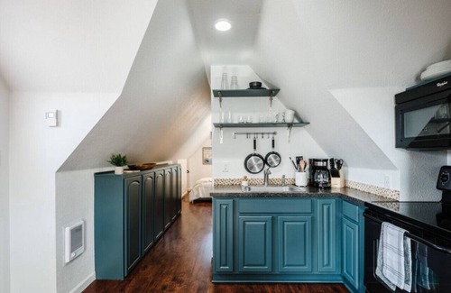 Loveland Apartment | Cozy Little Studio Above Garage & Next To Downtown