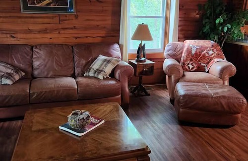 Grand Rivers House | Cozy Log Cabin Retreat