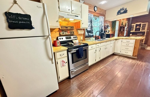 Traphill Cabin | Cozy log cabin 4 minutes outside Stone Mountain!