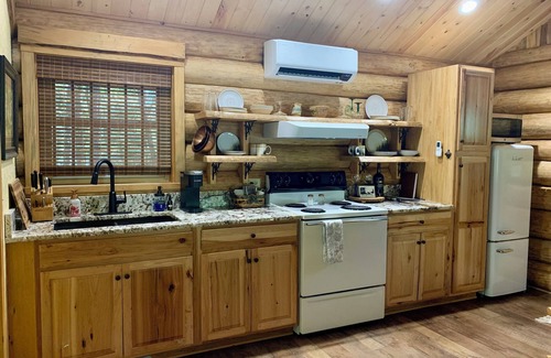 Royal Cabin | Cozy LOG CABIN in the woods w/hot tub & deck. Near Lake Ouachita & Hot Springs