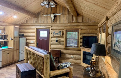 Royal Cabin | Cozy LOG CABIN in the woods w/hot tub & deck. Near Lake Ouachita & Hot Springs