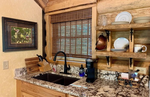 Royal Cabin | Cozy LOG CABIN in the woods w/hot tub & deck. Near Lake Ouachita & Hot Springs