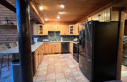 Iola Cabin | Cozy Log Cabin - Nature Escape - 5 acres