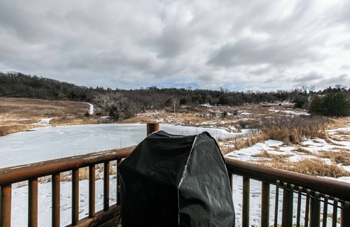 Dubuque Cabin | Cozy Log Cabin with Hot Tub & Only 5 Miles from Downtown!