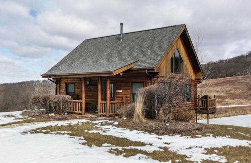 Dubuque Cabin | Cozy Log Cabin with Hot Tub & Only 5 Miles from Downtown!