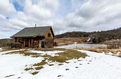 Dubuque Cabin | Cozy Log Cabin with Hot Tub & Only 5 Miles from Downtown!
