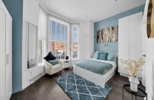 Penge Apartment | Cozy London Hideaway with Private Kitchen