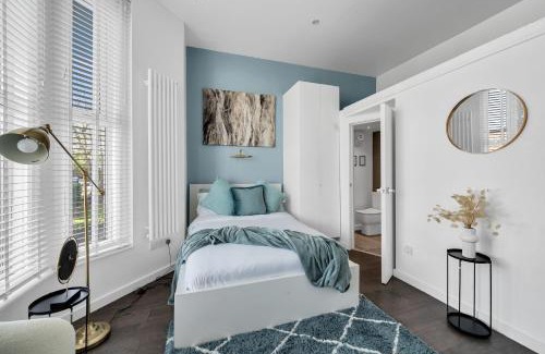 Penge Apartment | Cozy London Hideaway with Private Kitchen