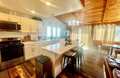 Running Springs Cottage | Cozy Luxe Ski Cabin Kid & Dog Friendly. New Hot Tub!