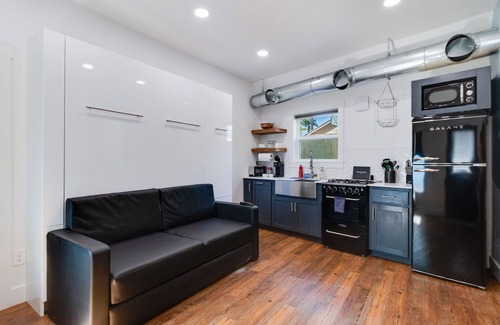 Freetown - Port Rico Apartment | Cozy Modern Studio - Free Parking with Washer & Dryer Perfect for 1 or 2 people!