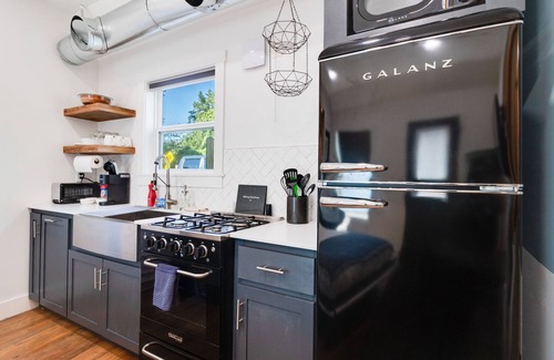 Freetown - Port Rico Apartment | Cozy Modern Studio - Free Parking with Washer & Dryer Perfect for 1 or 2 people!