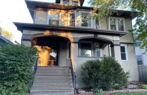 Oak Park Apartment | Cozy modern unit w/easy access to downtown Chi