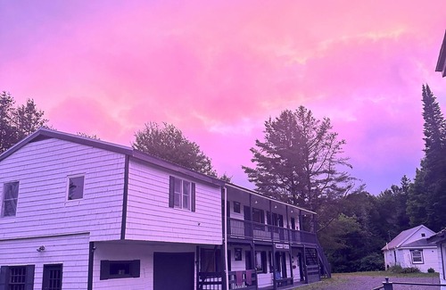 Woodford Apartment | Cozy motel suite in charming Woodford with WiFi, AC