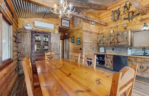 Lookout Mountain Cabin | Cozy mountain cabin with fire pit, outdoor kitchen & scenic yard