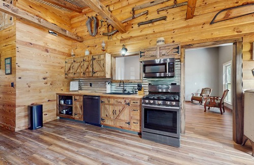 Lookout Mountain Cabin | Cozy mountain cabin with fire pit, outdoor kitchen & scenic yard