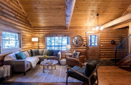 McAllister House | Cozy Mountain Cabin with Jacuzzi Near Ennis Lake in McAllister, Montana