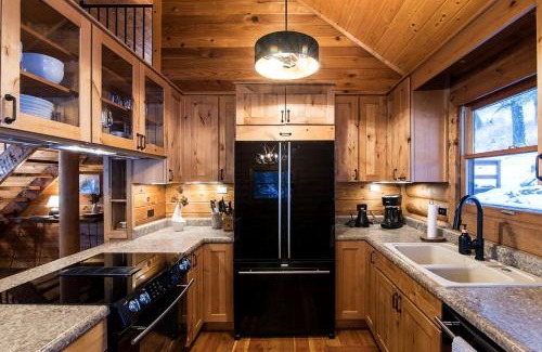 McAllister House | Cozy Mountain Cabin with Jacuzzi Near Ennis Lake in McAllister, Montana