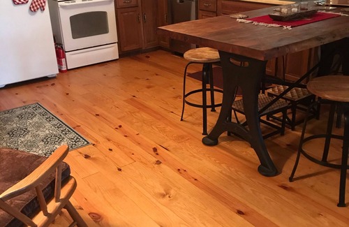 Cleveland House | Cozy mountain retreat adjoining Caesar’s Head State Park.