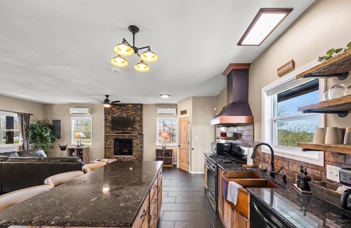 Harriman Cabin | Cozy Mountain Retreat with Amazing Views