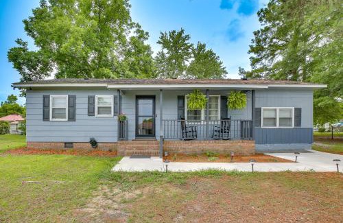 Mullins House | Cozy Mullins Retreat with Backyard and Covered Porch!