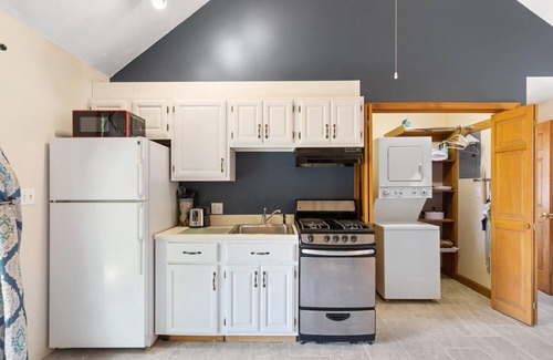 Nahant Apartment | Cozy Nahant Apartment 5 min walk to private beaches