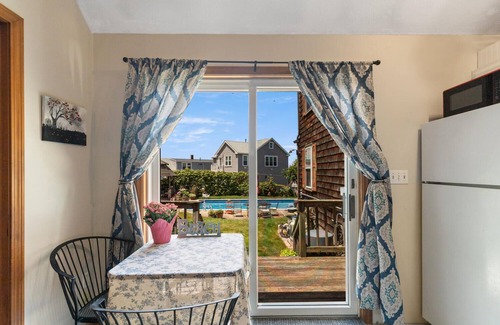 Nahant Apartment | Cozy Nahant Apartment 5 min walk to private beaches