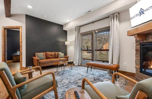 Hollister House | Cozy New Cabin w Free Local Attraction Tickets-Private Hot Tub- Community Indoor Pool