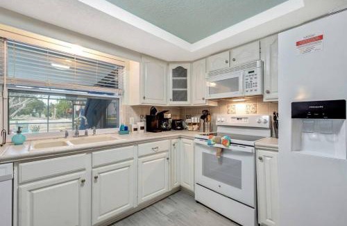 Marthas Vineyard House | Cozy Oasis Screened Pool, Picturesque Canal Views!