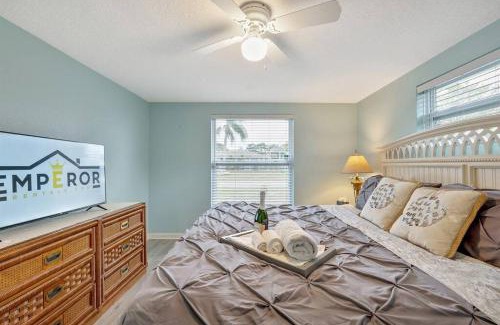 Marthas Vineyard House | Cozy Oasis Screened Pool, Picturesque Canal Views!