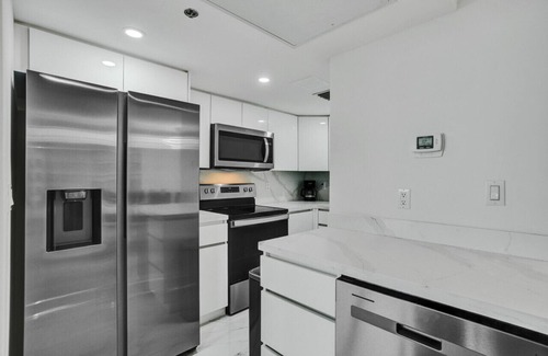 La Gorce Apartment | Cozy Ocean View Condo/Beach Service & Pool/808